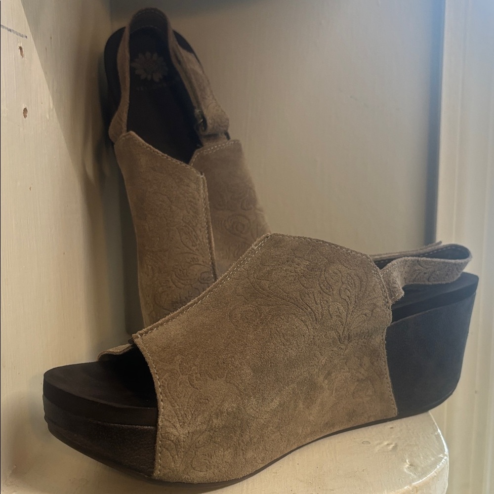 Yellow Box Textured Brown Wedges
